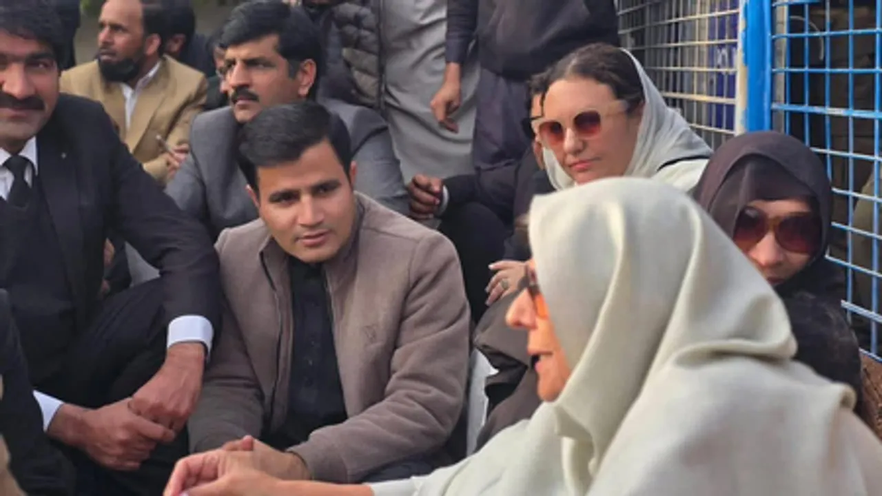 pakistan imran sisters on protest