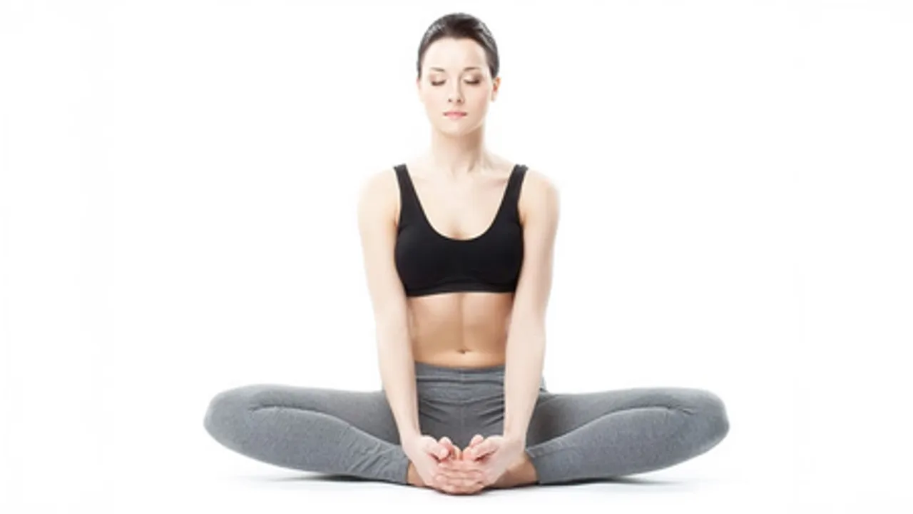 दफ्तर में घंटों बैठकर हो गया है पीठ में दर्द? बद्ध कोणासन से पाएं राहत