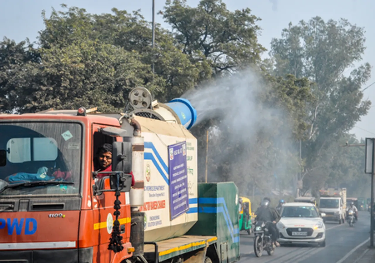 New Delhi: Anti-Smog Truck Sprays Mist