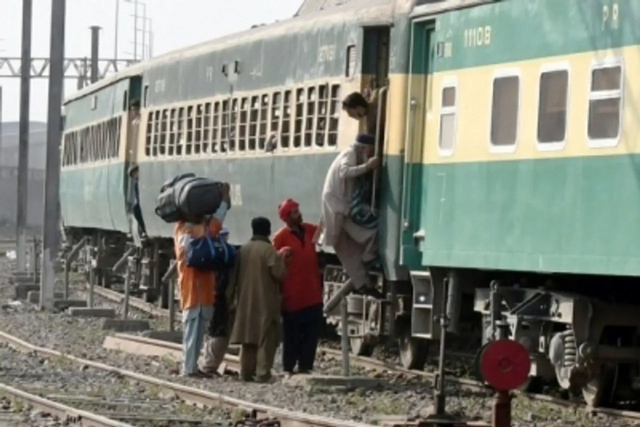 Pakistan: Railway track damaged after bomb explodes near Dera Murad Jamali in Balochistan