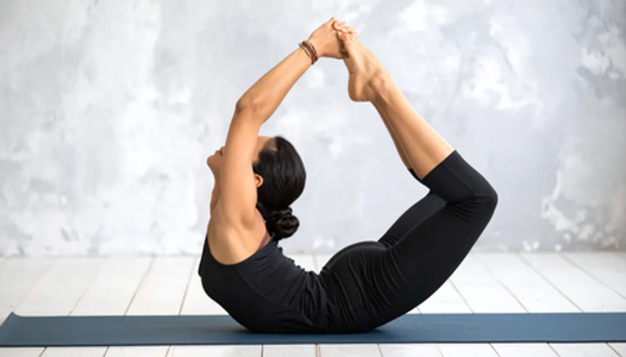 सर्दियों में आलस्य और पेट की समस्याओं से राहत देगा धनुरासन, जानें इसके अद्भुत फायदे