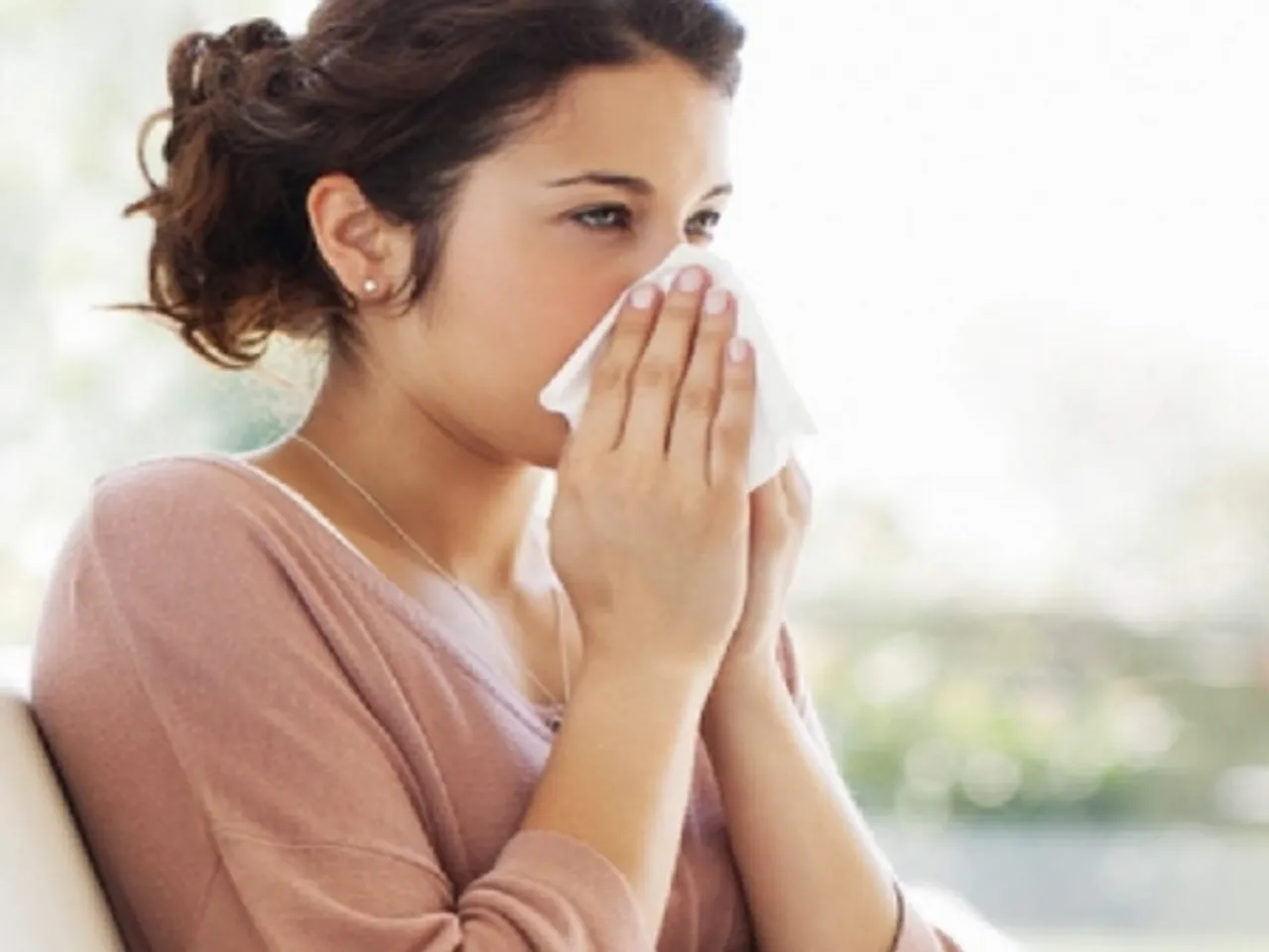 बार-बार छींक आना सर्दी नहीं एलर्जी का है संकेत, जानें कारण से लेकर बचाव
