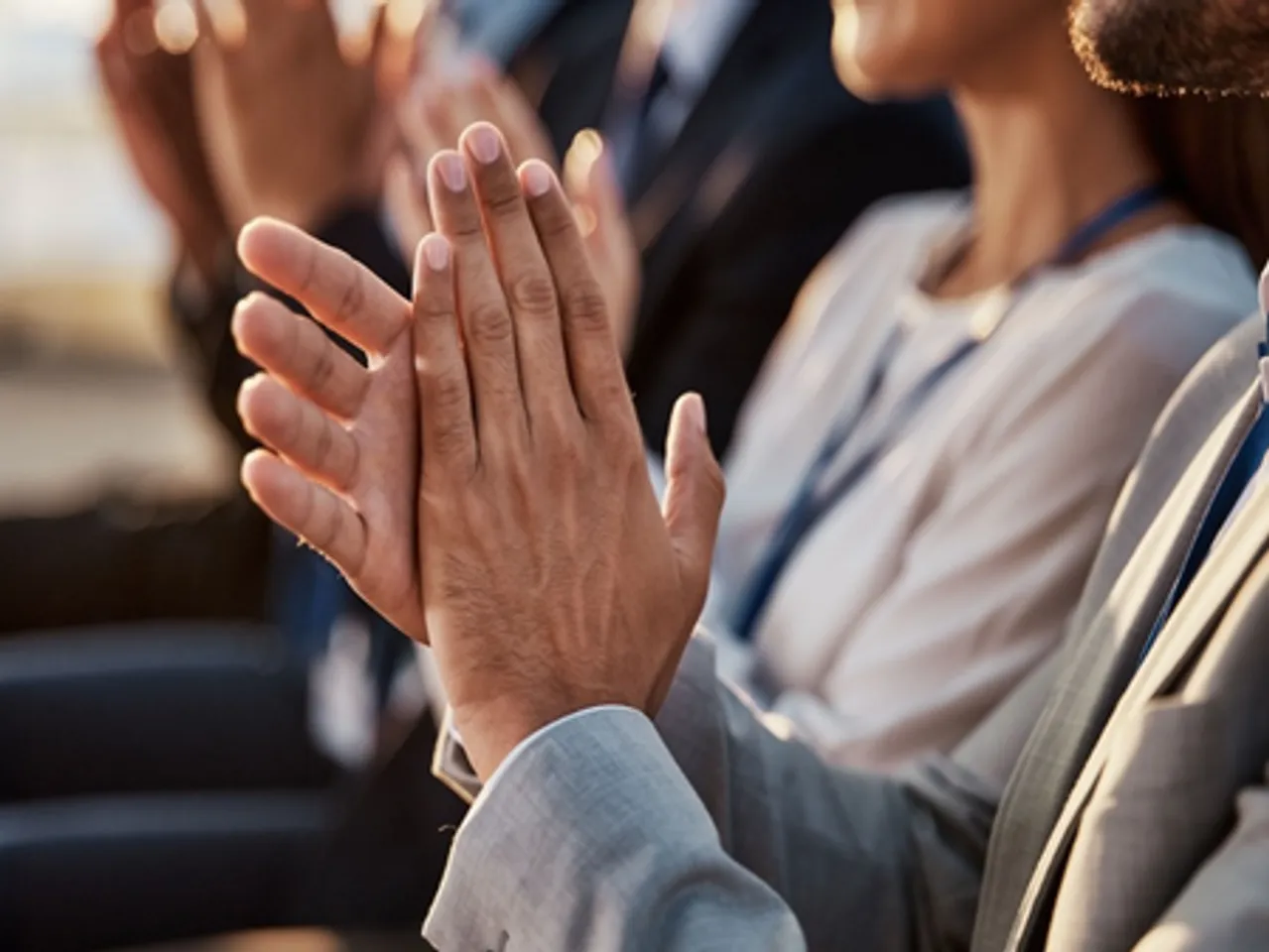 पूरे शरीर के लिए 'जादुई इलाज' है ताली बजाना, मुफ्त में बड़ी बीमारियों से पा सकते हैं राहत