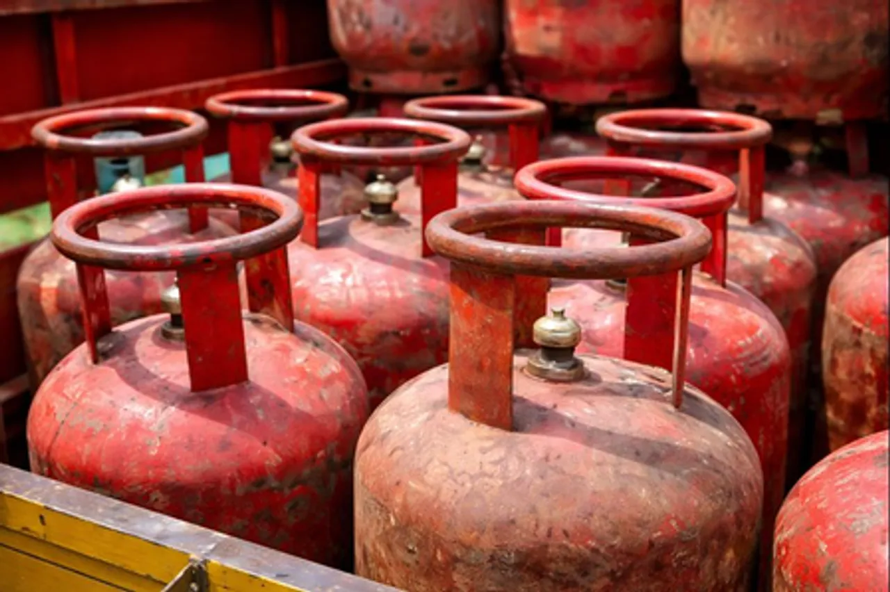 नए साल की शुरुआत में महंगाई का झटका, कॉमर्शियल एलपीजी सिलेंडर 111 रुपए हुआ महंगा