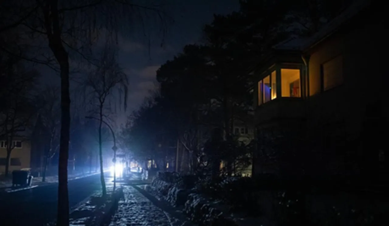 जर्मनी की राजधानी बर्लिन में हजारों घरों में छाया अंधेरा, लगातार चार दिनों से बिजली गायब