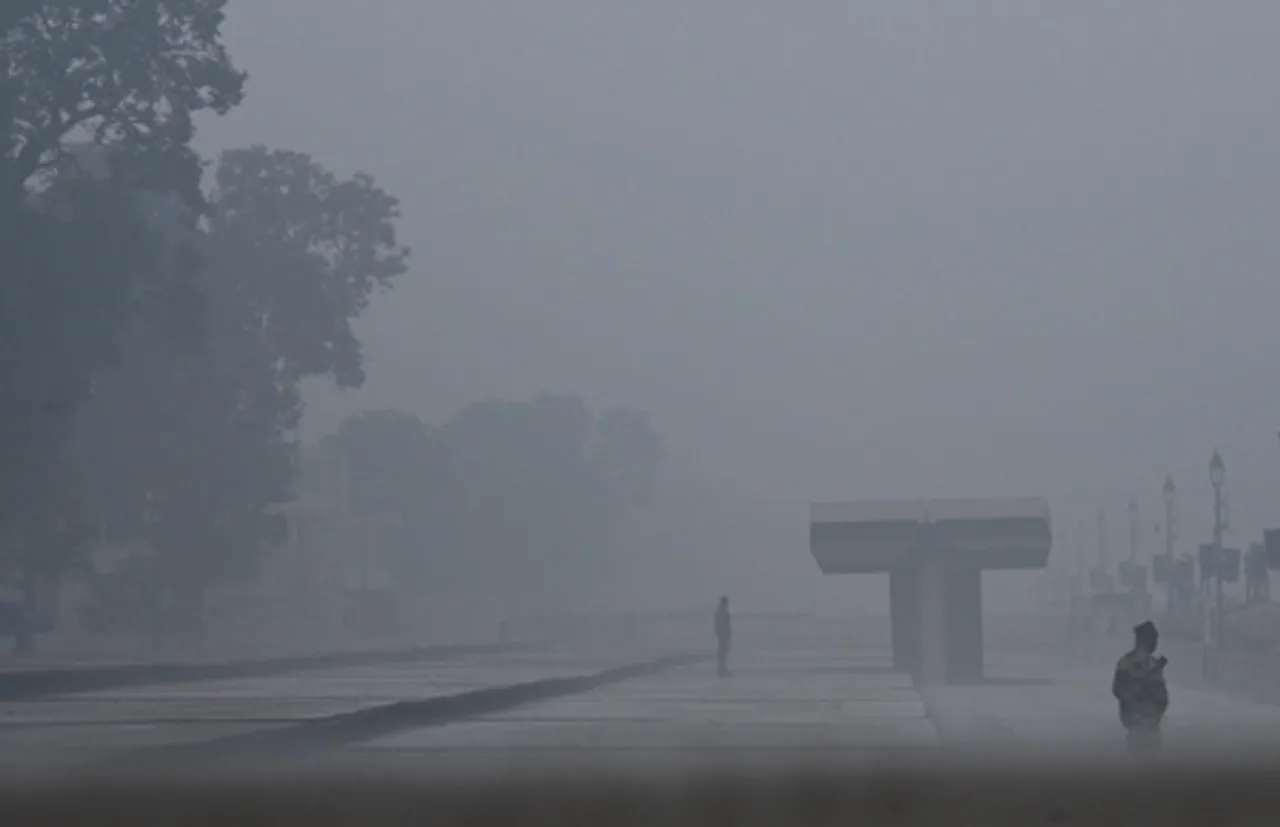 Heavy Smog and Cold Wave Grip New Delhi