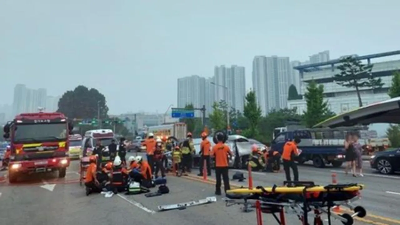 South Korea: 2 seriously hurt, another 11 injured after bus plows into pedestrians in Seoul