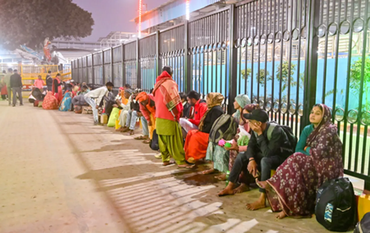 Prayagraj: Devotees Depart After Mauni Amavasya Holy Dip