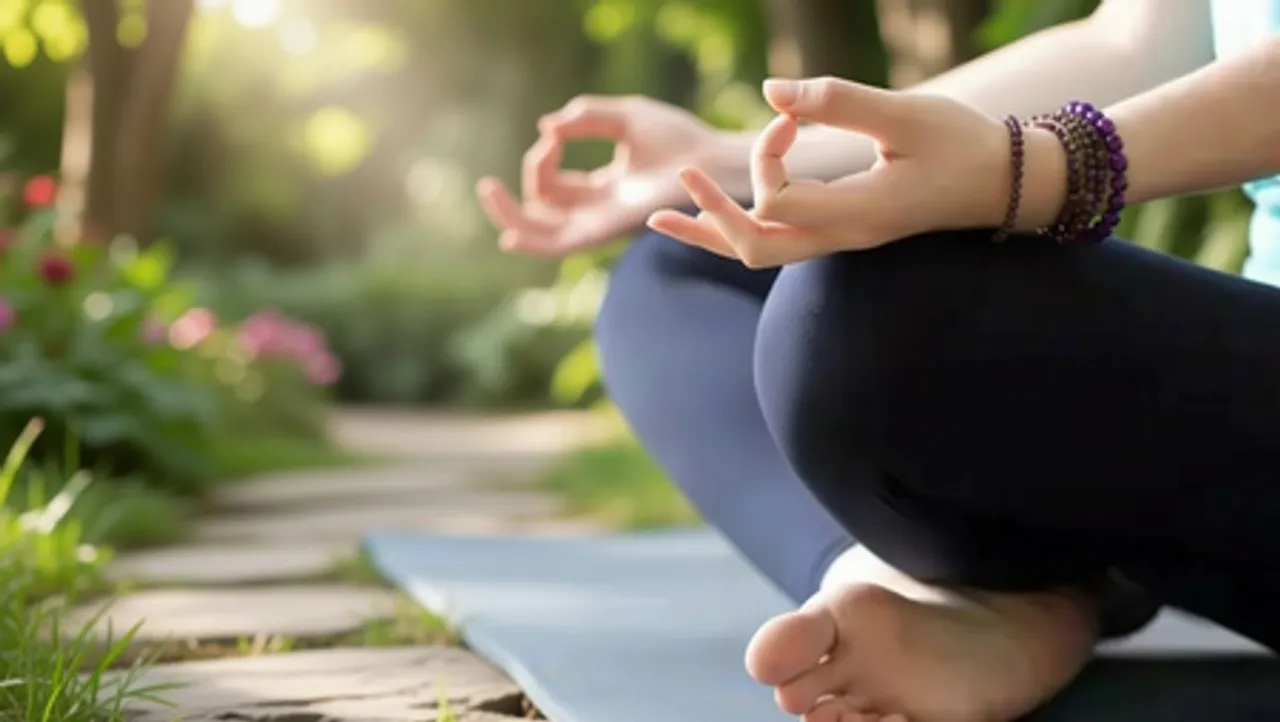 पेट, त्वचा और जोड़ों के लिए फायदेमंद वरुण मुद्रा, जानें अभ्यास से कैसे क्या बदलता है शरीर?