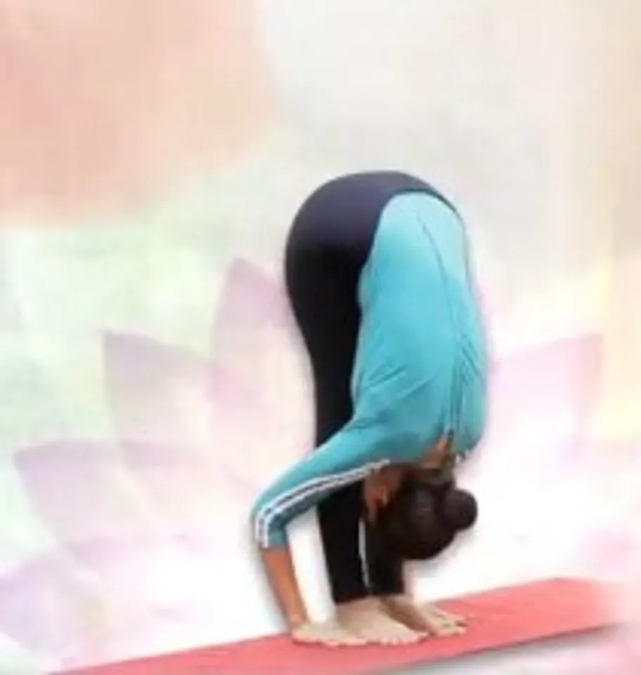 तनाव दूर कर मांसपेशियों को मजबूत बनाता है प्रसारित पादहस्तासन, ये सावधानी भी जरूरी