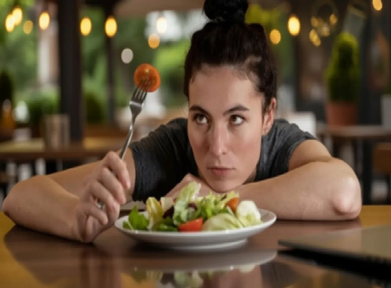 कितनी मात्रा में खाया गया भोजन बन जाता है औषधि, आयुर्वेद से जानें सही नियम