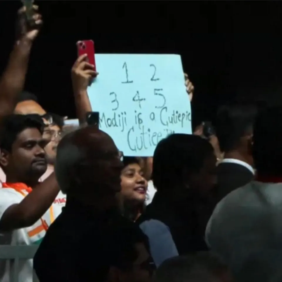 मलेशिया में पीएम मोदी से मिलने पहुंचा भारतीय समुदाय, वायरल हुआ 'मोदी जी इज क्यूटी पाई' वाला पोस्टर