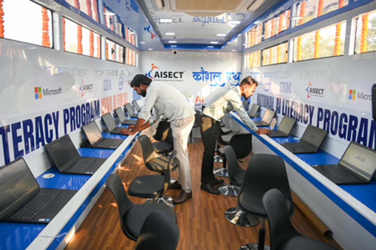 New Delhi: Jitin Prasada Flags Off IndiaAI Showcase Bus at India Gate