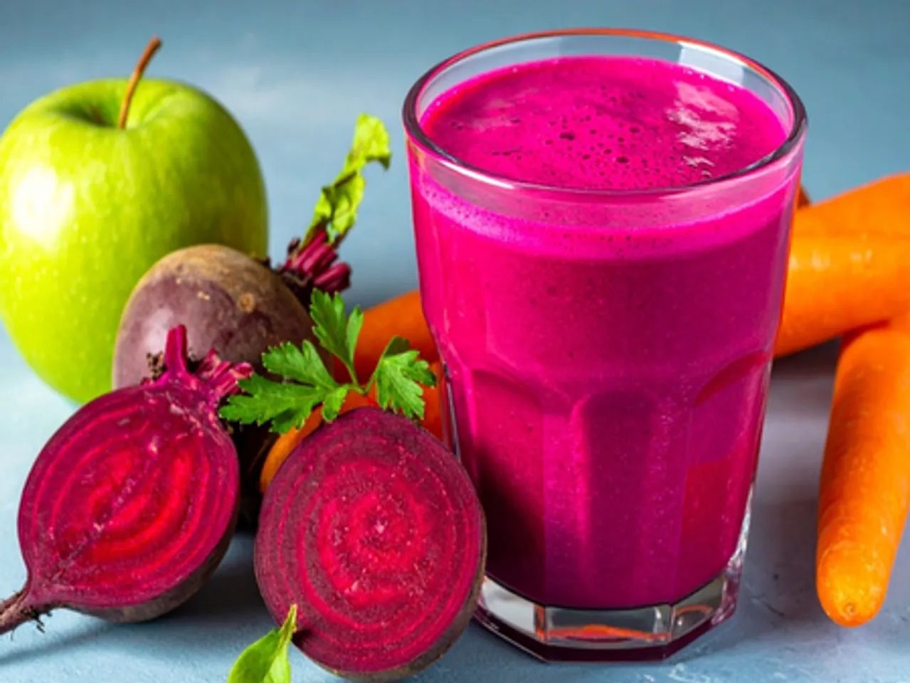 पीते हैं गाजर और चुकंदर का रस? सेवन से पहले जान लें सावधानियां