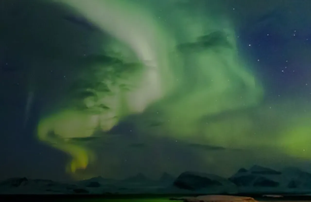 हरी से बैंगनी तक, आसमान में फैली रंग-बिरंगी रोशनी, जानें क्या है 'ऑरोरा लाइट्स'