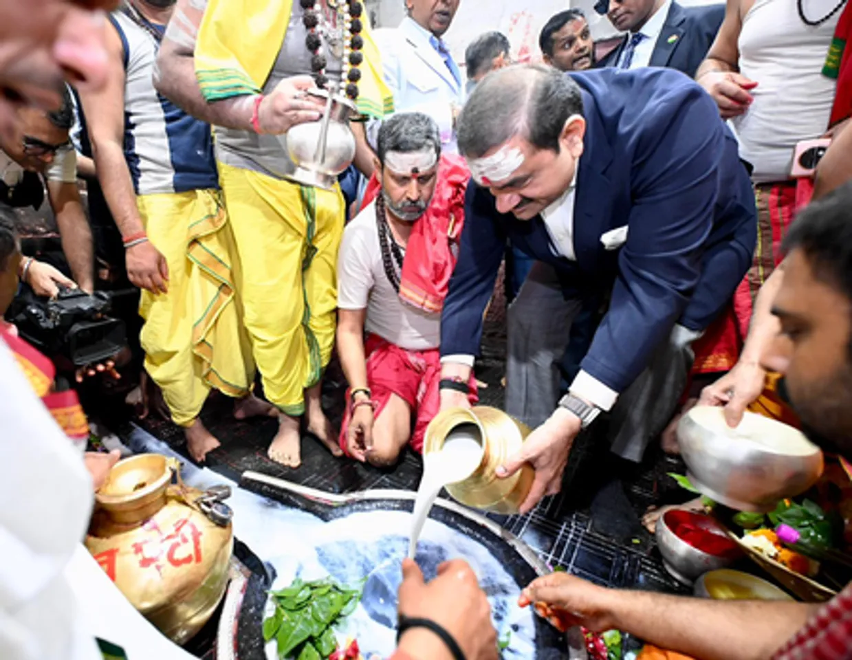 गौतम अदाणी ने बाबा बैद्यनाथ धाम में किया जलाभिषेक, देश की सुख-समृद्धि की कामना