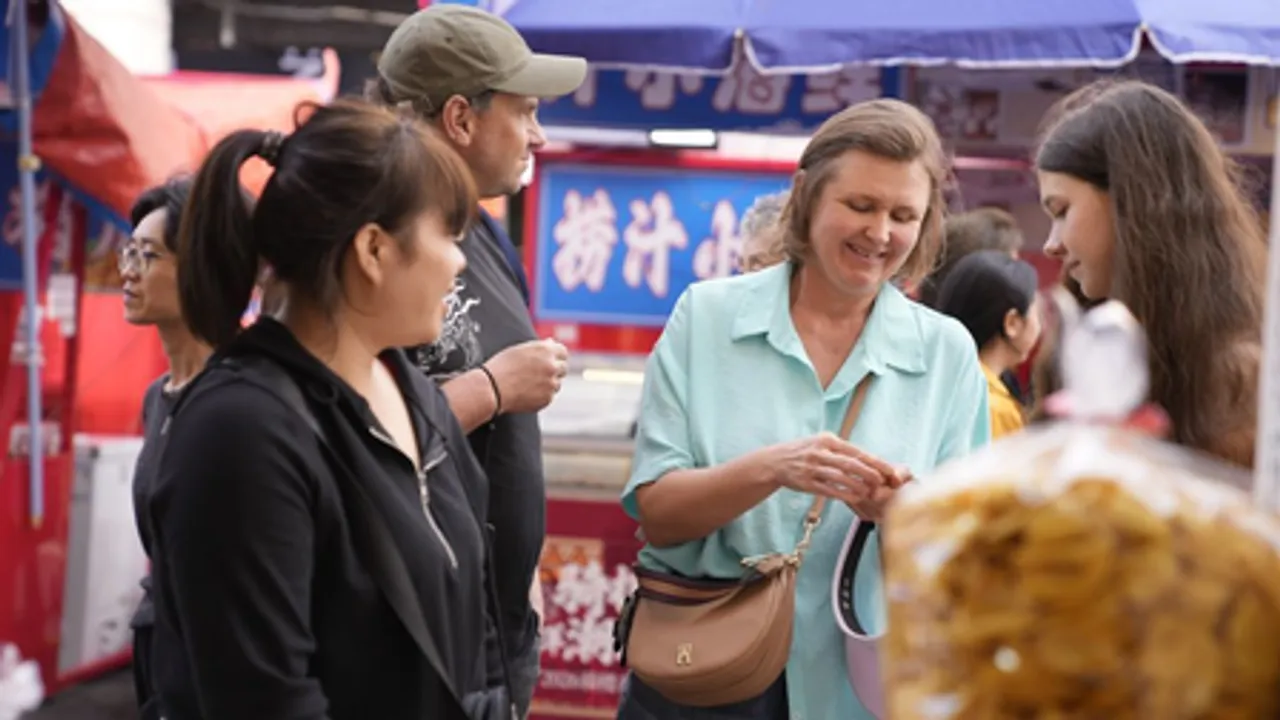 स्प्रिंग फेस्टिवल के दौरान विदेशियों के लिए एक नया ट्रेंड बना चीन में शॉपिंग करना