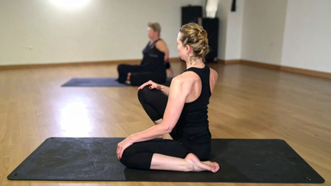 योग से पाएं पेट के रोगों से मुक्ति, जानें उदराकर्षणासन के चमत्कारी लाभ