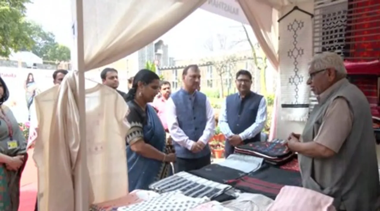 बिना बिचौलिए ग्राहकों तक पहुंच रहे हथकरघा उत्पाद, हैंडलूम सेक्टर को मिल रहा बढ़ावा