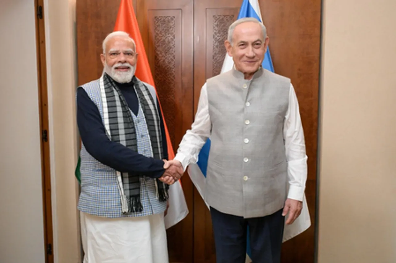 Truly splendid: PM Modi as Netanyahu welcomes him in traditional Indian attire