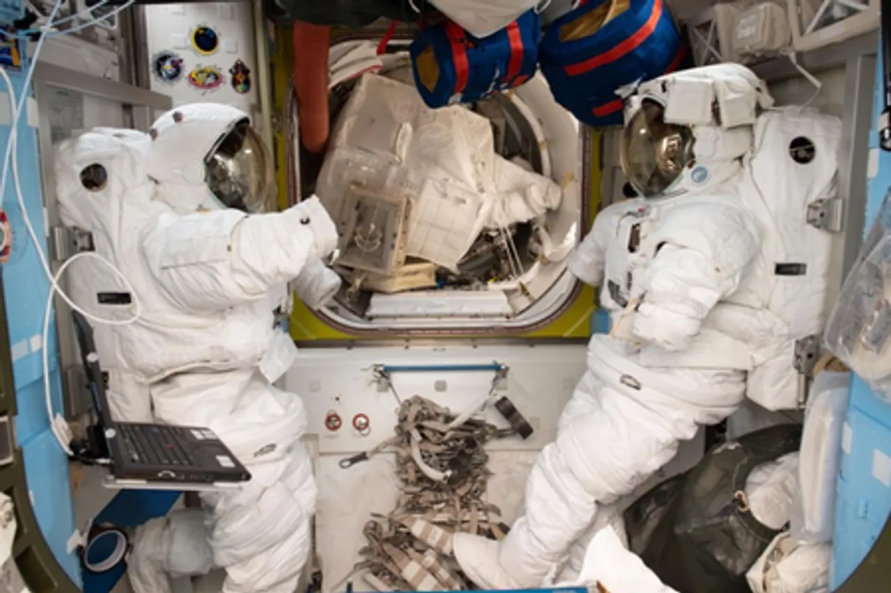 स्पेससूट : अंतरिक्ष में एस्ट्रोनॉट की जान बचाने वाला 'छोटा अंतरिक्ष यान'