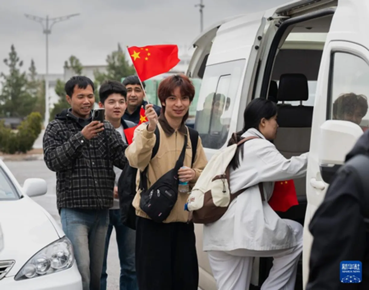 ईरान से निकाले गए 25 चीनी नागरिक तुर्कमेनिस्तान होते हुए अपने घर के लिए रवाना हुए