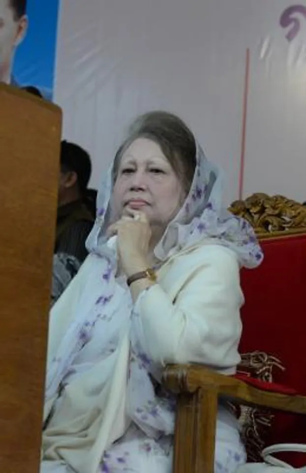 वेंटिलेटर सपोर्ट पर खालिदा जिया, दोनों किडनी फेल, सांस लेने में हो रही परेशानी; कई गंभीर बीमारियों की चपेट में हैं पूर्व पीएम