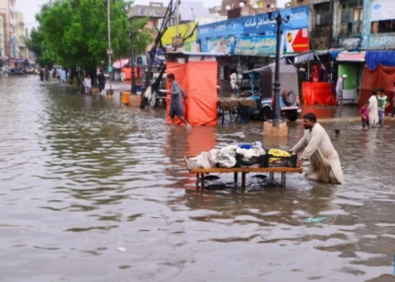 flooded area,flood,Pakistan,vendor pushes a cart,