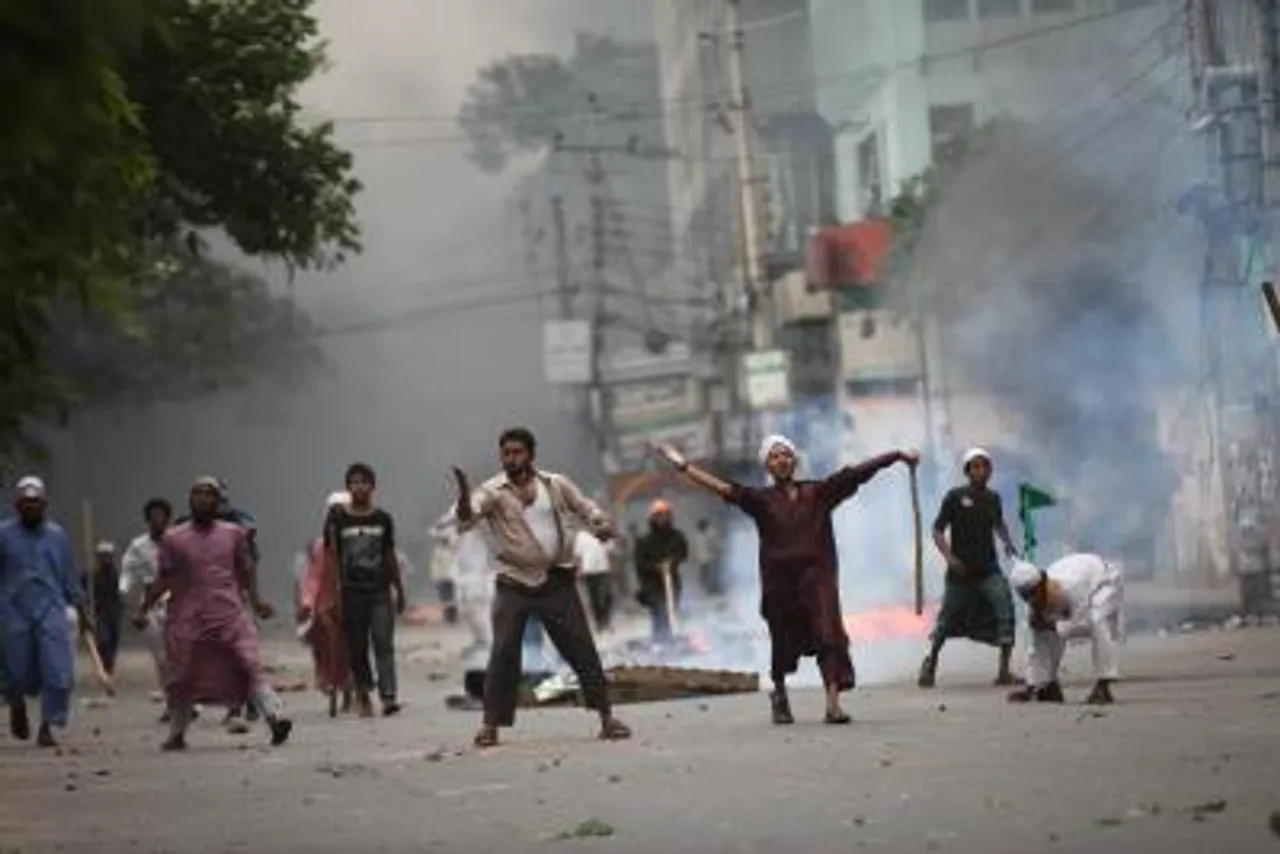 Islamists Battle Riot Police in Dhaka
