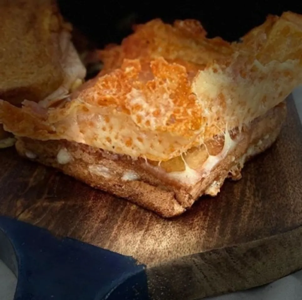 Kriti gorges on cheese sandwich by her 'kinda man' Pulkit