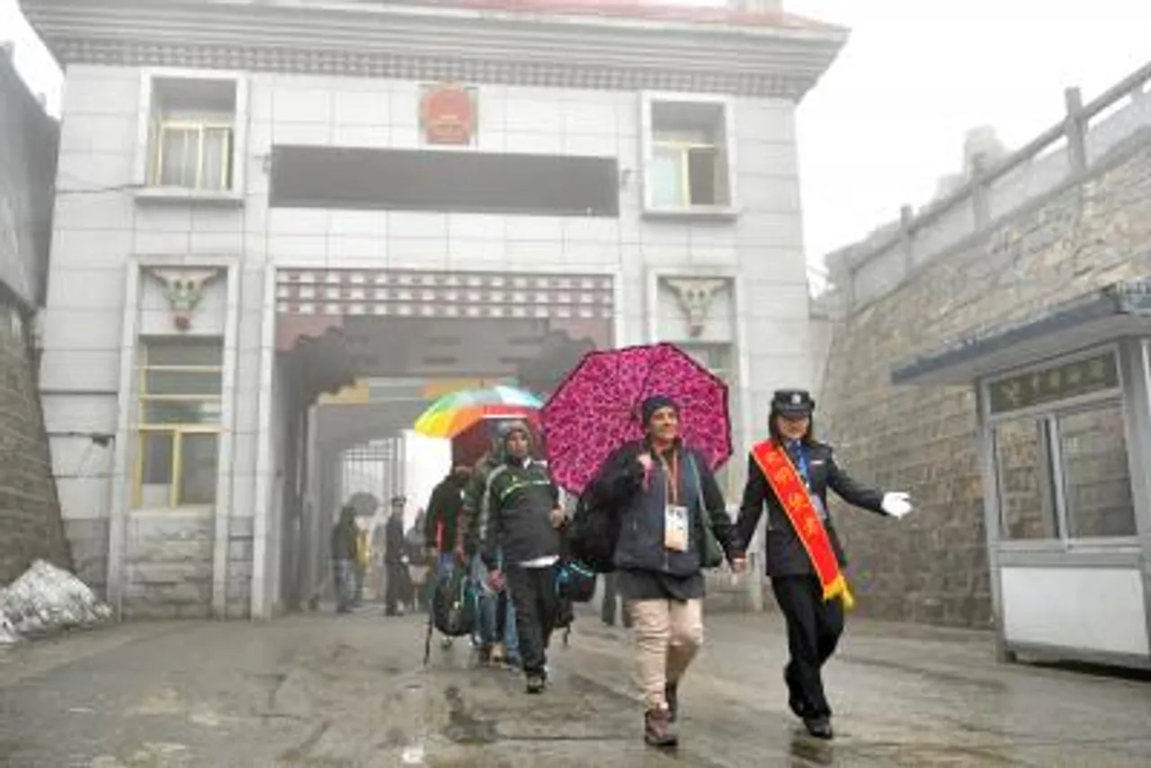 (200619) CHINA-TIBET-NATHU LA PASS-INDIAN PILGRIMS