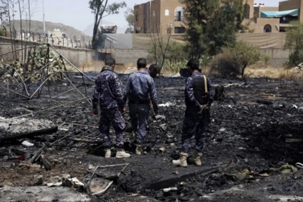 Yemen,Security forces,airstrikes,child picks up a toy,
