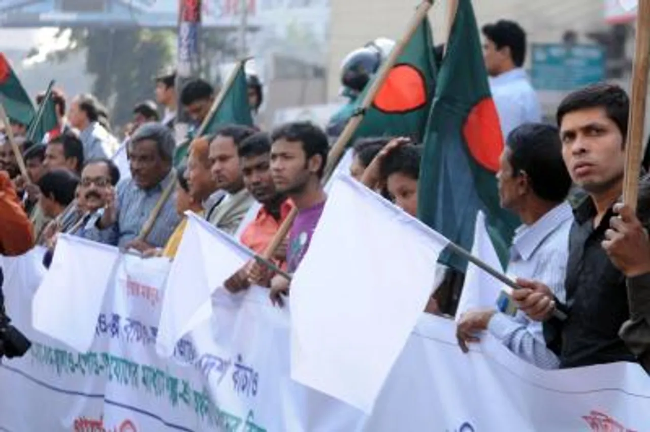 Bangladeshi businessmen stage white flag rallies
