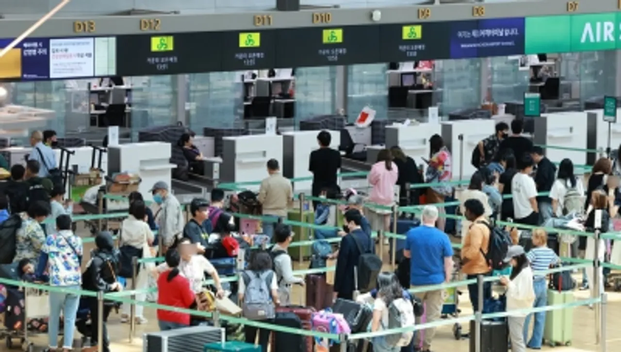 Seoul,Travelers stand,check-in counter,Incheon International Airport,