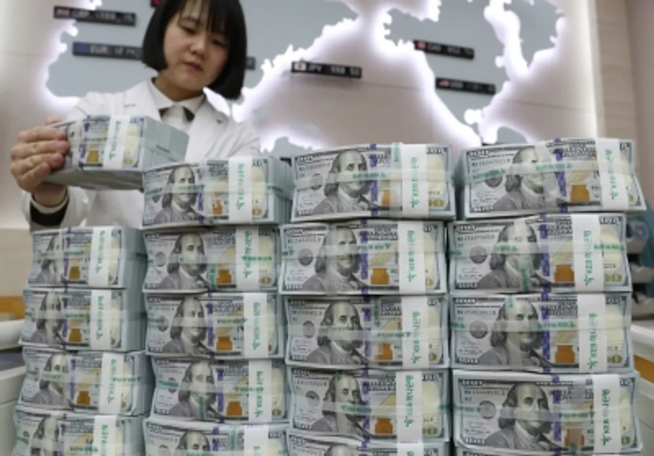 S. Korea's FX reserves fall on strong greenback,KEB-Hana Bank