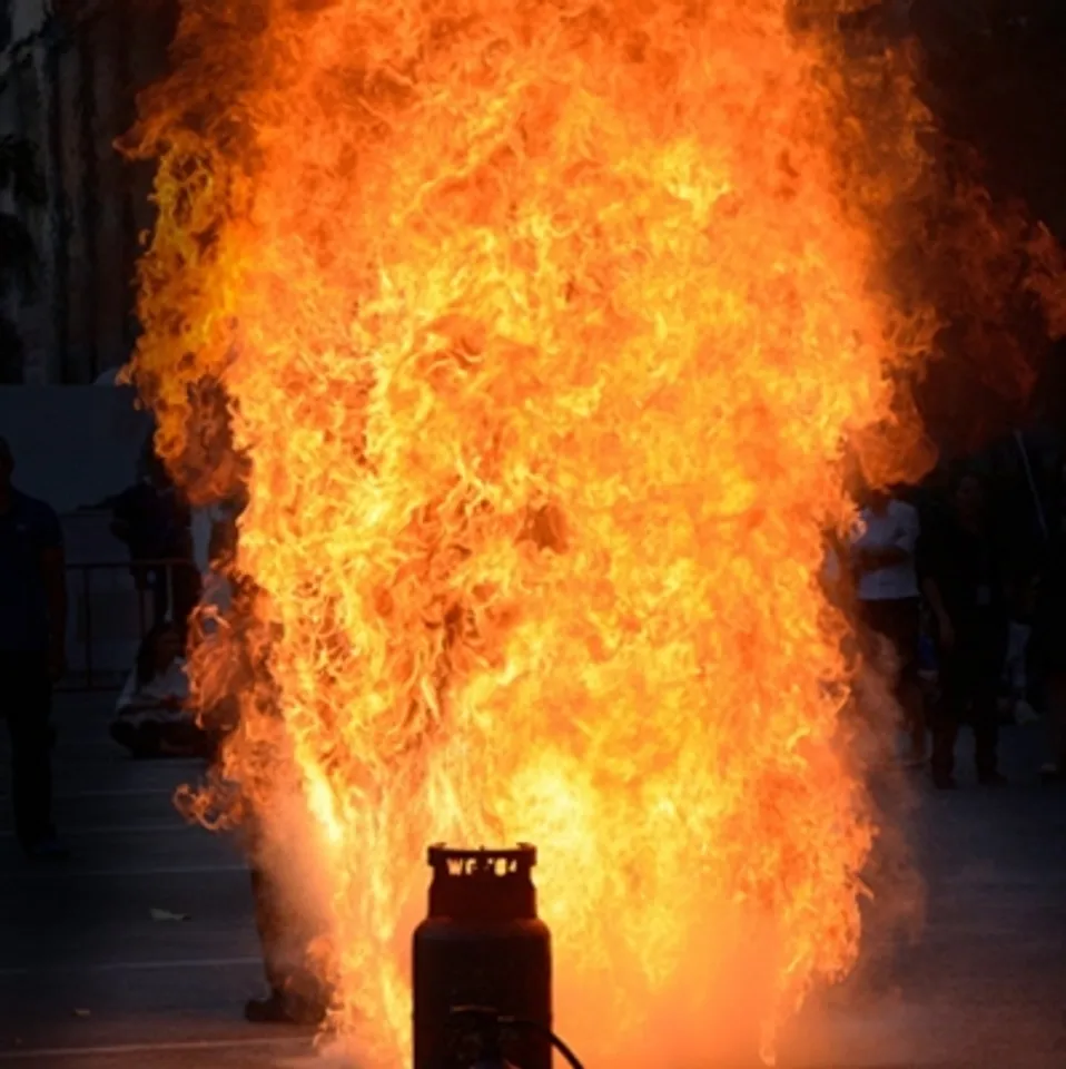 लखीमपुर में गैस सिलेंडर ब्लास्ट के कारण छत गिरने दो की मौत छह घायल