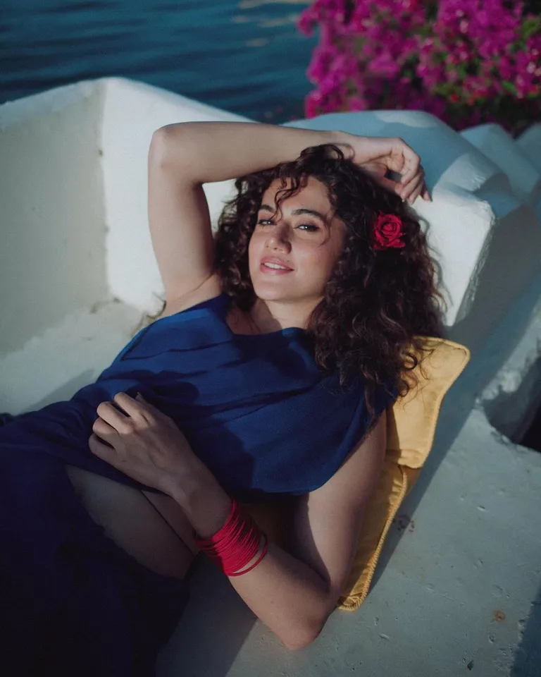 Taapsee Pannu Saree pics 6