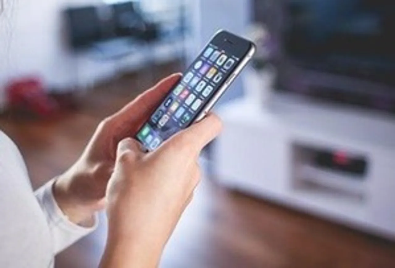 California governor calls for immediate smartphone restrictions in schools