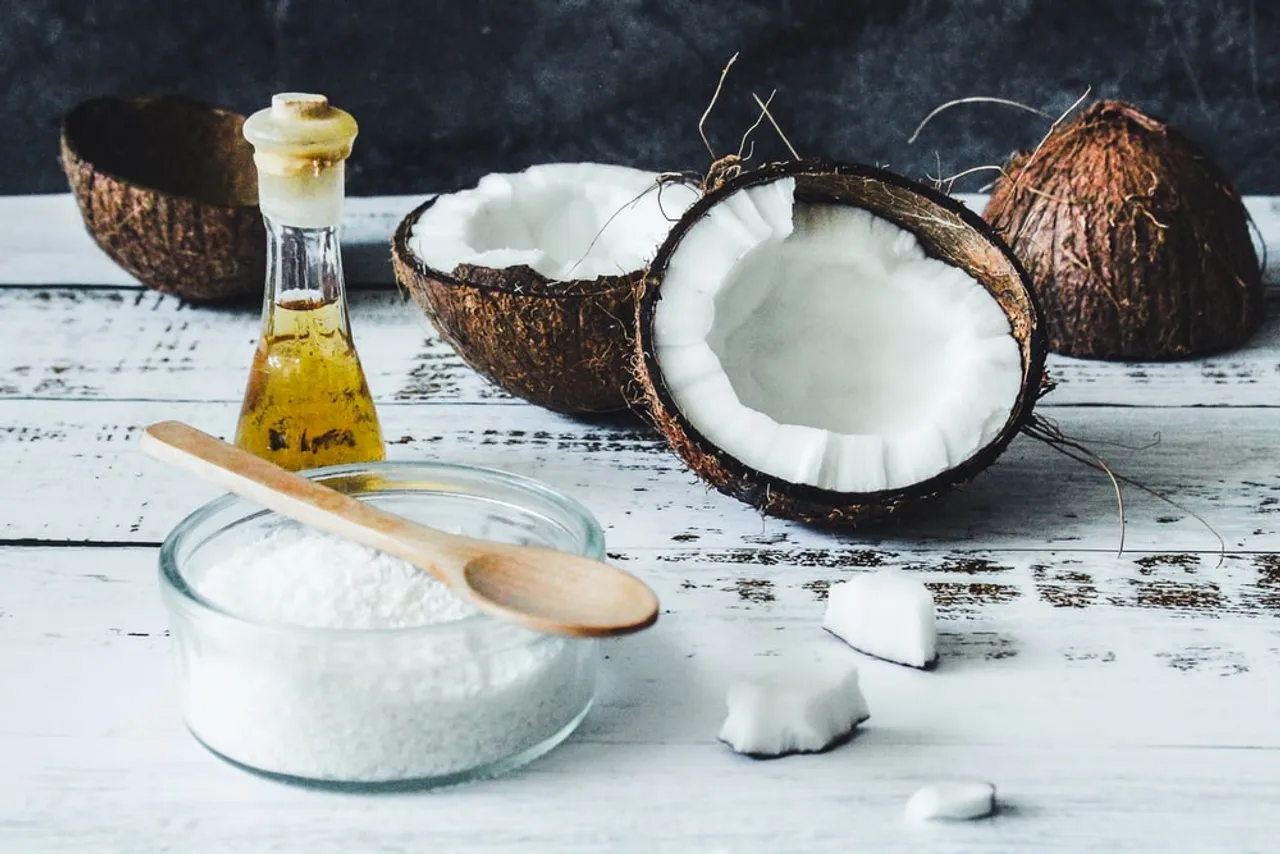 Coconut Oil Gargle: Omicron के दौरान गले की खराश में चाहते हैं आराम, इस तेल के गरारे करें सुबह-शाम