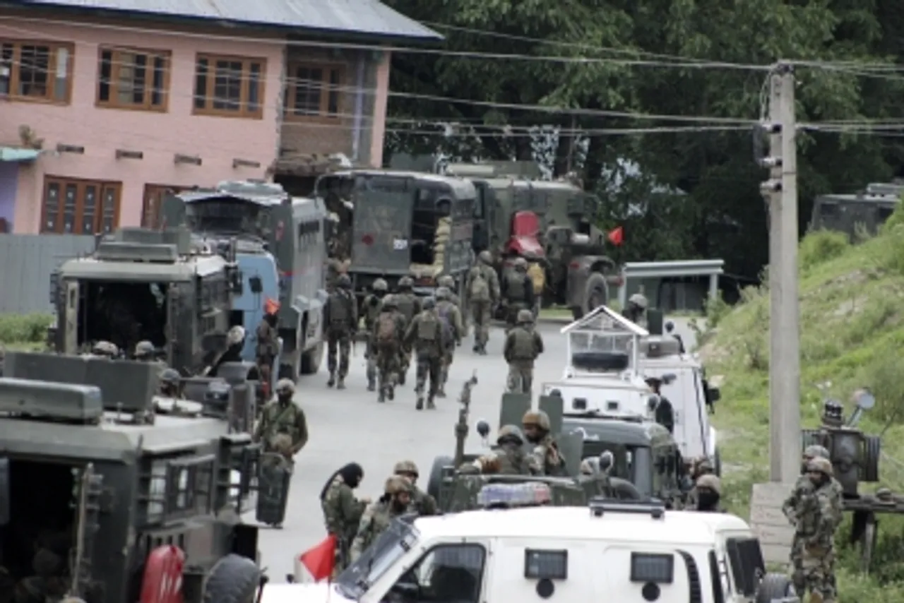 June 2019,Anantnag,Major, militant killed, three soldiers injured,J&K gunfight,gunfight,Indian army major,Jammu and Kashmir