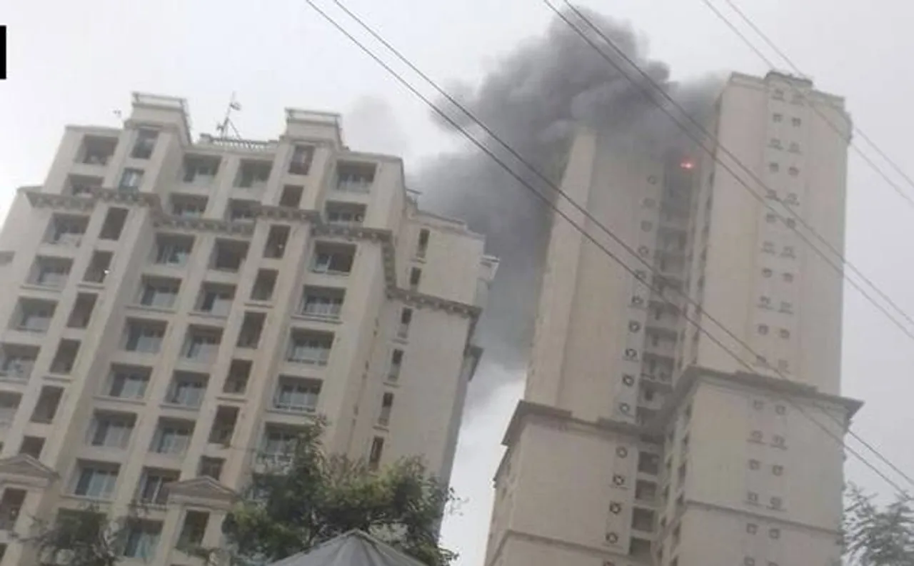 मुंबई: हीरानंदानी टावर में लगी आग, मौके पर पहुंची फायर ब्रिगेड की टीम