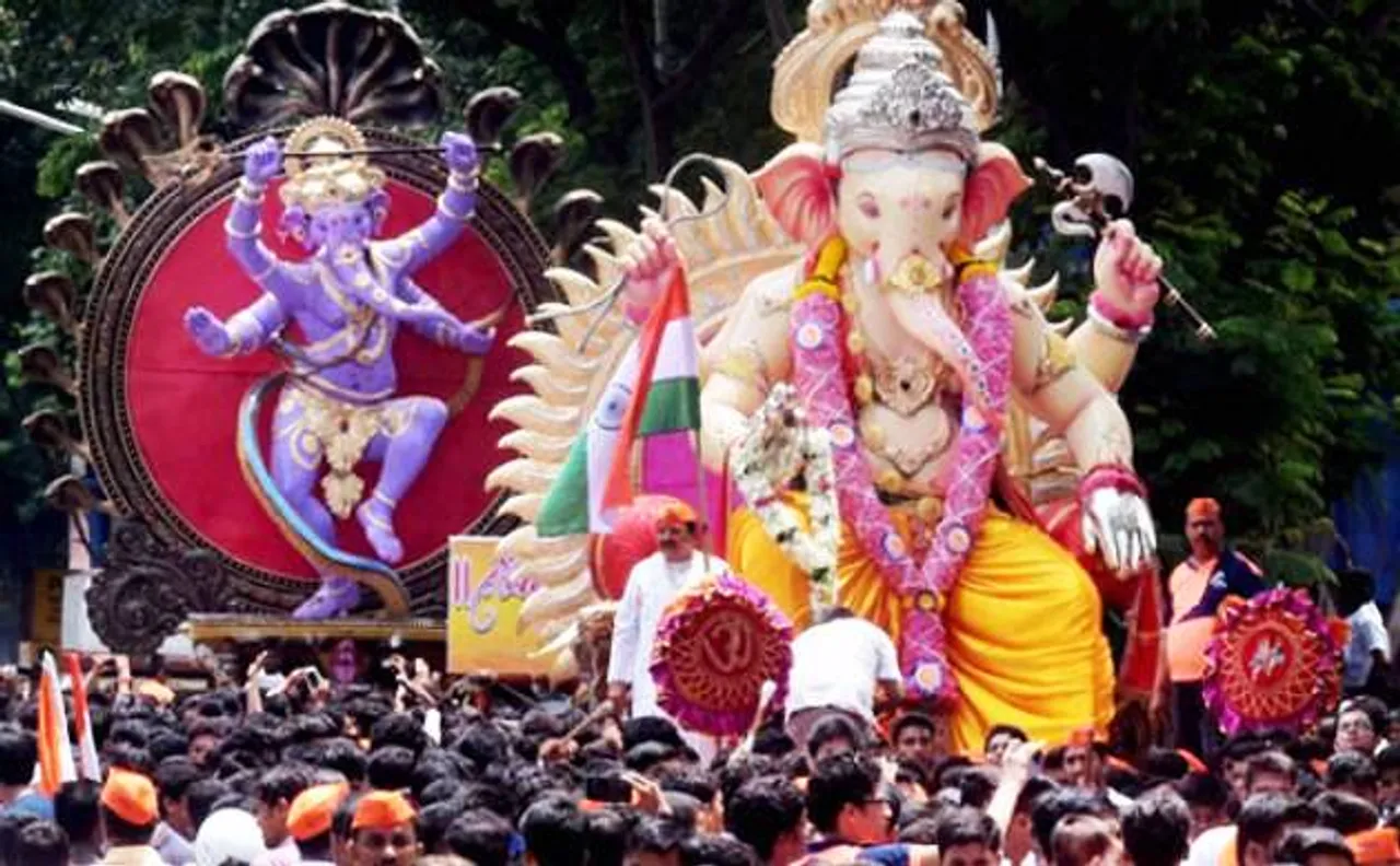 लालबाग के 'राजा' की विदाई, दर्शन के लिए उमड़ी भक्तों की भीड़