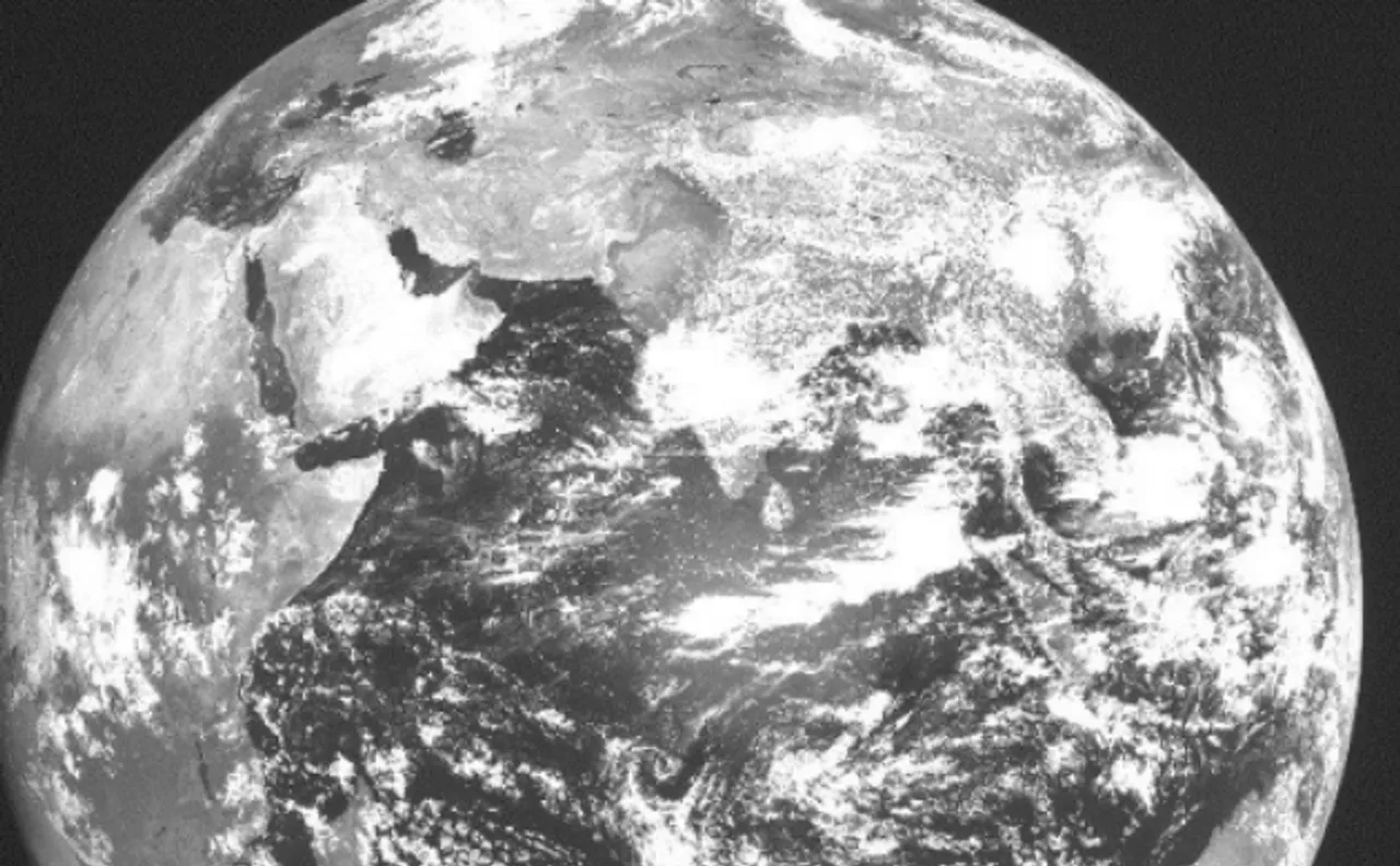 देखें तस्वीर, धरती से कैसे ढंका चांद