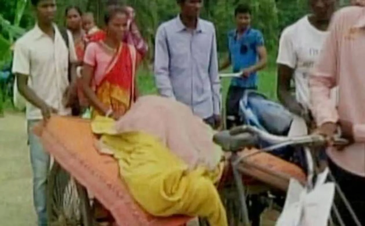 उड़ीसा में एक बार फिर बेटे ने रिक्शे पर ढोई माँ की लाश