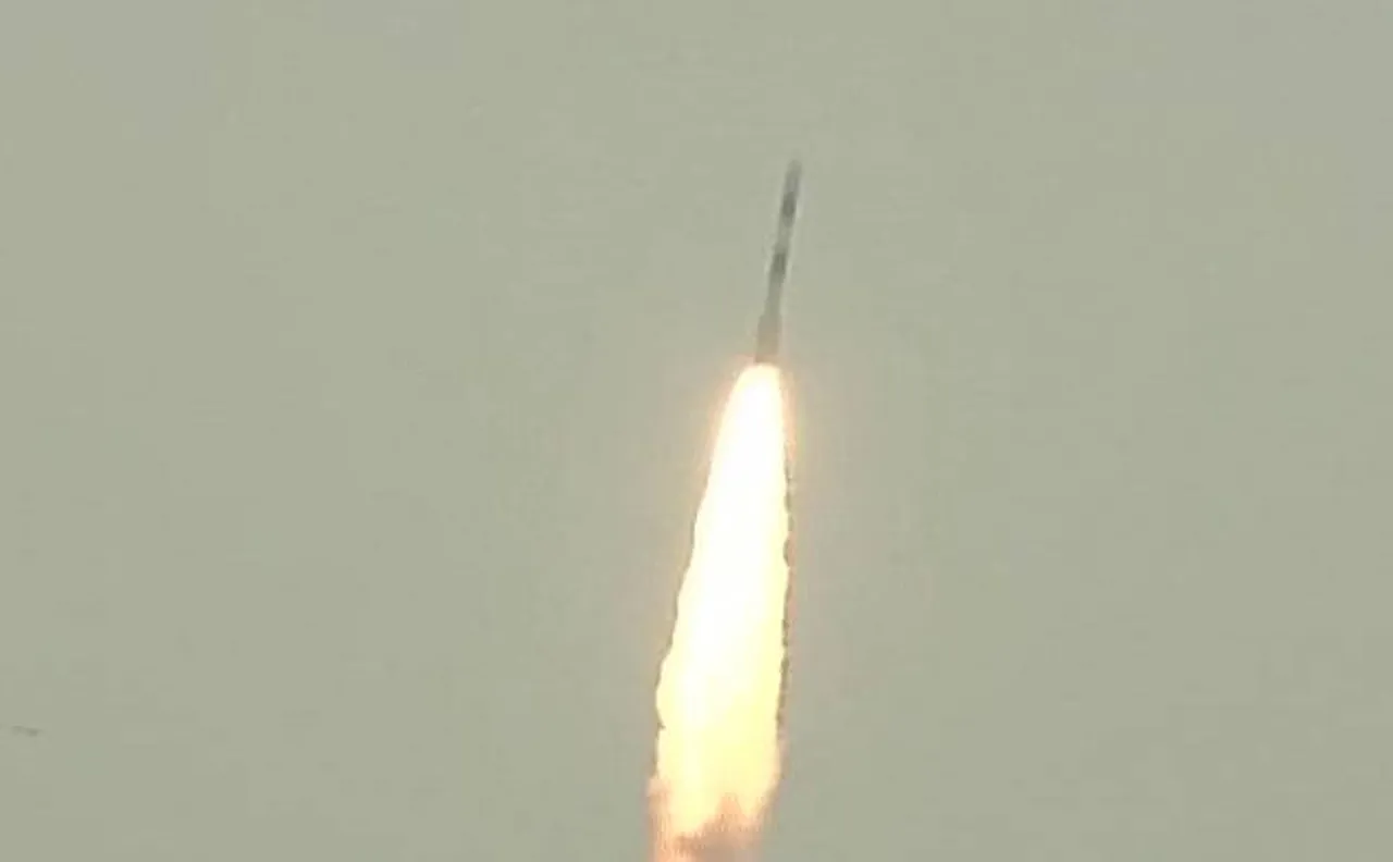 ISRO ने रचा इतिहास, लांच किए एक साथ 8 उपग्रह, दो कक्षाओं में हुआ स्थापित