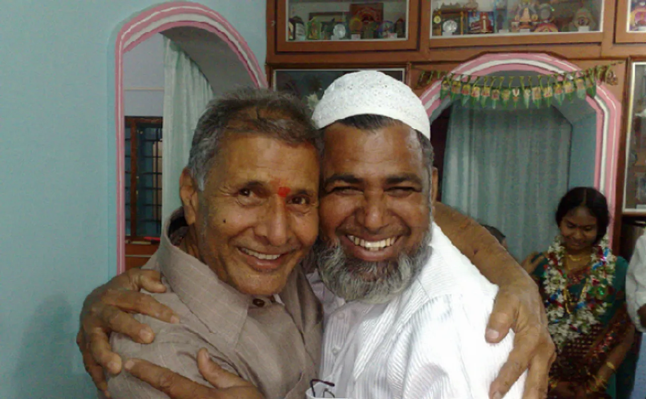 गाजीपुर में पेश हुई हिन्दू-मुस्लिम एकता की मिसाल, एक साथ तीर्थयात्रा के लिए रवाना हुए तीर्थयात्री