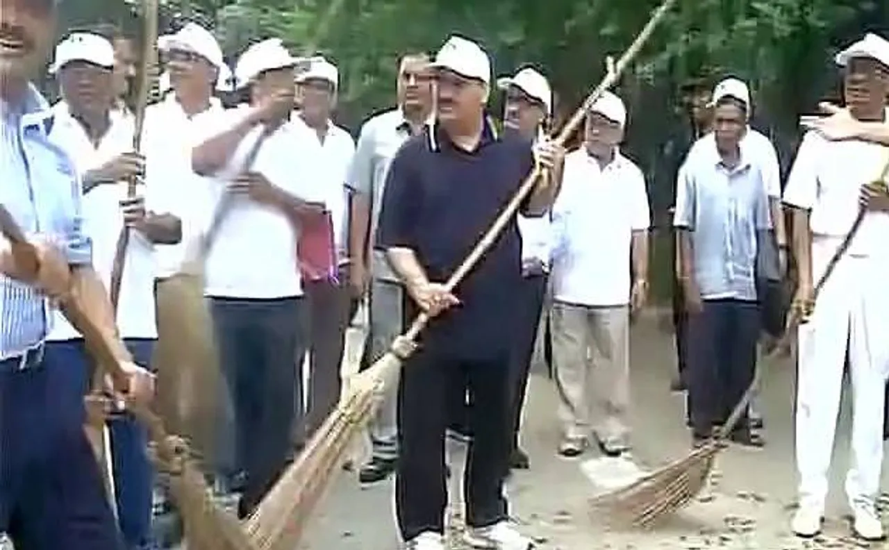 देशभर में चला स्वच्छता अभियान, मोदी के मंत्रियों ने लिया हिस्सा