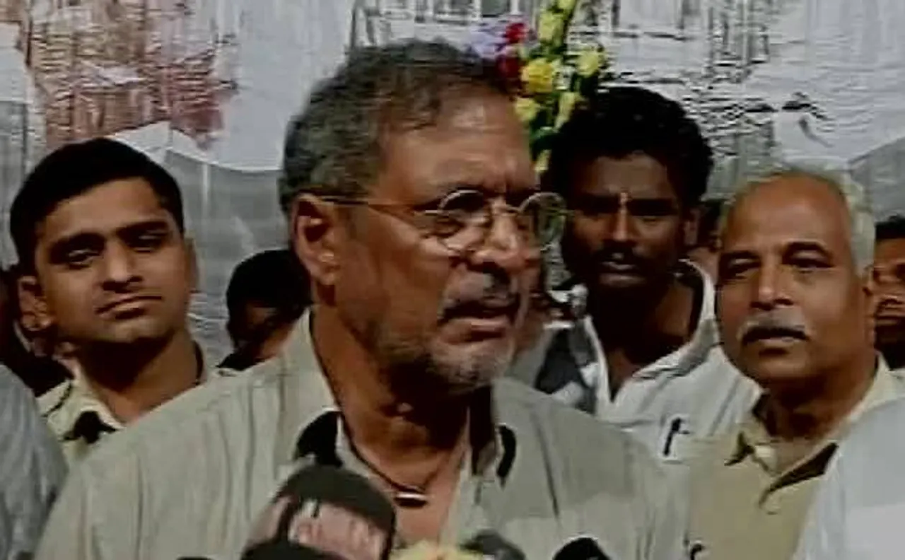 हम कलाकार देश के सामने खटमल की तरह बहुत छोटे हैं : नाना पाटेकर