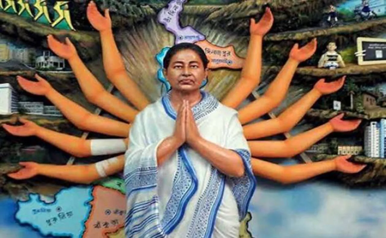 मां दुर्गा के अवतार में पश्चिम बंगाल की सीएम ममता बनर्जी