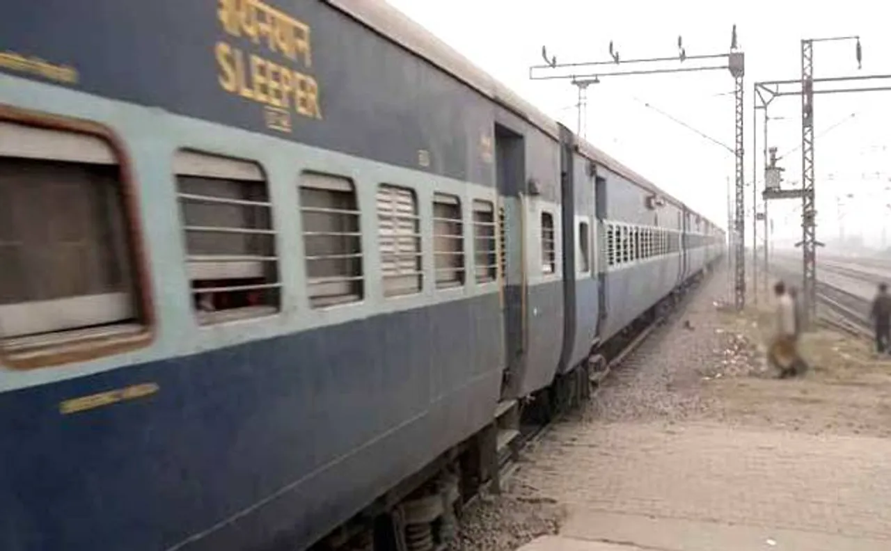 यूपी: तीन ट्रेनों में हथियार बंद बदमाशों ने की लूटपाट, तलाश जारी